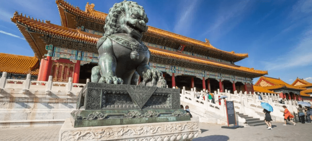 Una statua di un leone in Cina davanti ad un tempio