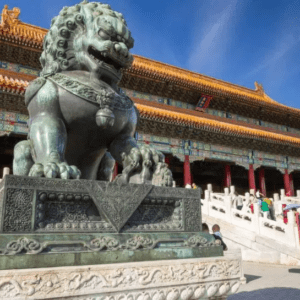 Una statua di un leone in Cina davanti ad un tempio